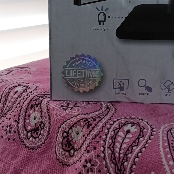 Smart touch tri-fold LED mirror - Picture 2 of 8